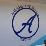 Malba na fasádu a montáž reklamních cedulí - Praha