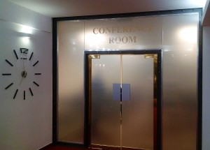 Polep proskleného vstupu do konferenční místnosti hotelu