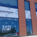 Polep výlohy v Brně - prodejna bare foot obuvi