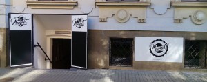 Reklamní cedule - kavárna v centru Brna