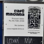 Reklamní cedule Café Majada v Brně