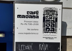 Reklamní cedule Café Majada v Brně