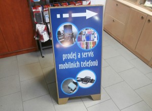 Polep prodejny ve vestibulu metra, Praha - Opatov