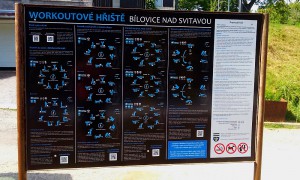 Cedule k workoutovému hřišti v Bílovicích nad Svitavou